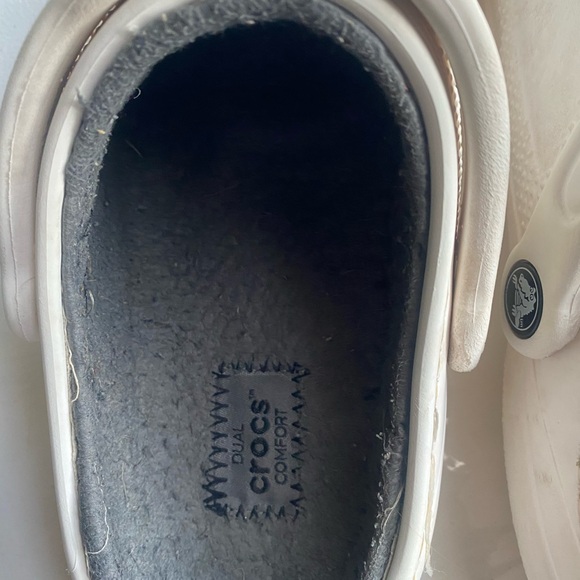 CROCS Kids White Slippers with Fun Charms - Picture 2 of 15